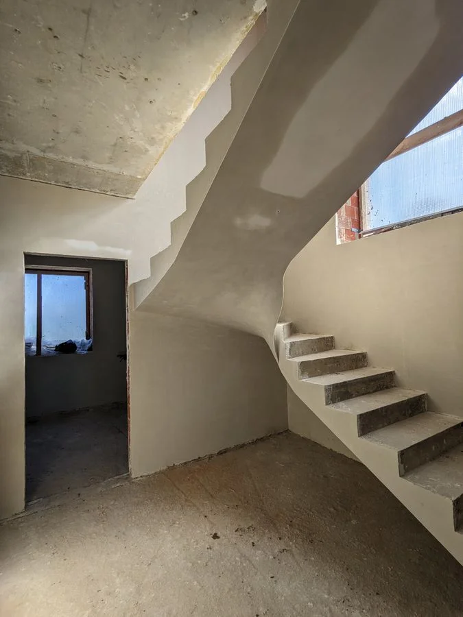 Качественная штукатурка стен в жилой комнате